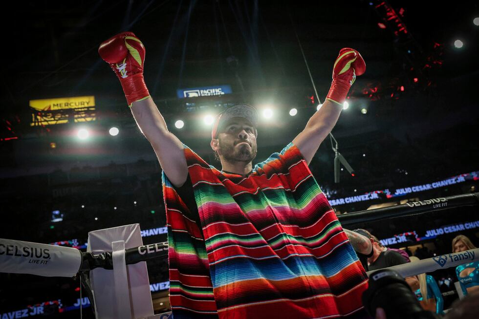 ARCHIVO - Julio César Chávez Jr. llega para su combate de boxeo contra Jake Paul, en Anaheim,...