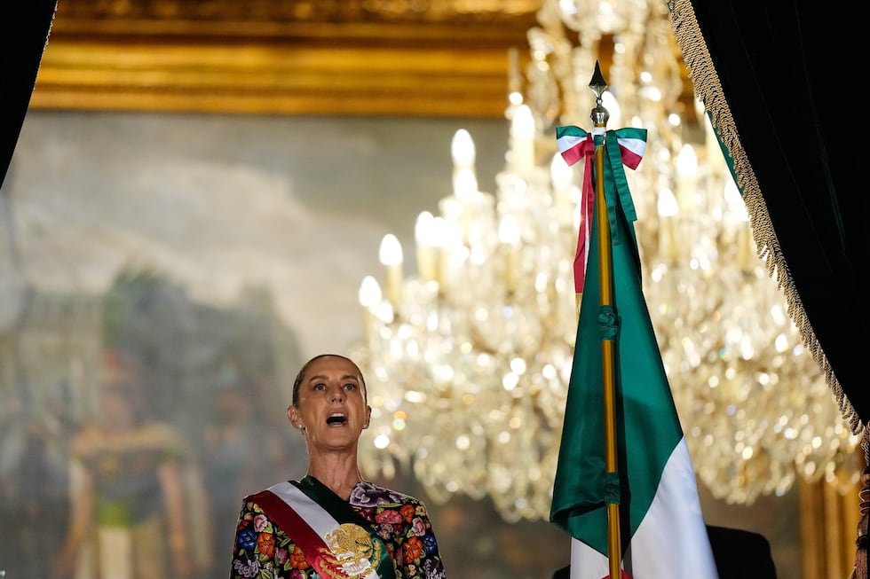 La presidenta de México, Claudia Sheinbaum, hace el grito anual desde el balcón del Palacio...