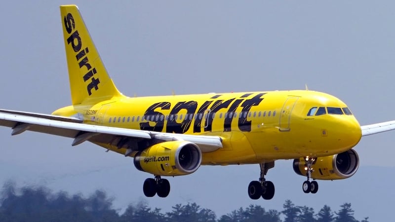 ARCHIVO - Un Airbus 319 de la aerolínea Spirit se aproxima al aeropuerto regional...