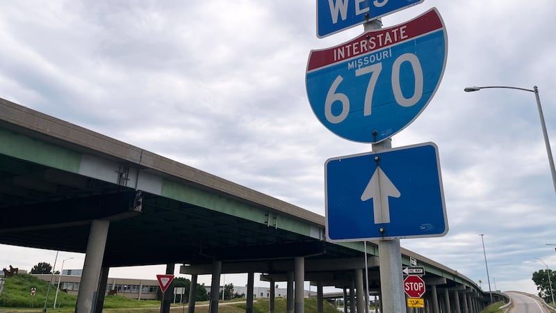 Una señal de la I-670 se observa cerca del lugar de un tiroteo el jueves 18 de junio de 2026,...