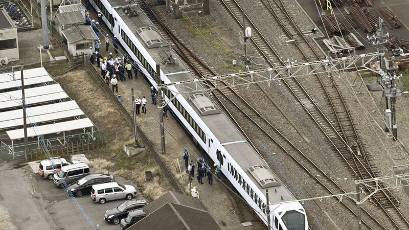 Esta fotografía aérea muestra al tren expreso Spacia X detenido tras arrollar a cuatro...