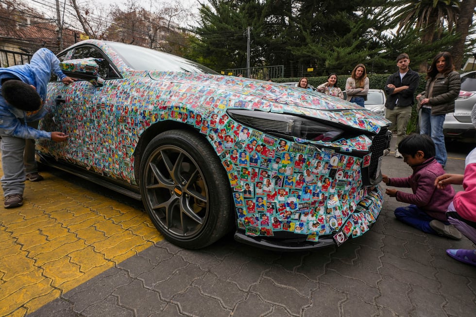 El auto del influencer chileno Ariel Osses se detiene en el estacionamiento de un hogar para...