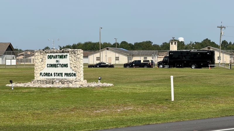 ARCHIVO Vehículos policiales aparcados fuera de la prisión estatal de Florida en Starke,...