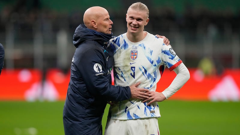 El domingo, Erling Haaland, delantero de Noruega, a la derecha, y el entrenador principal...