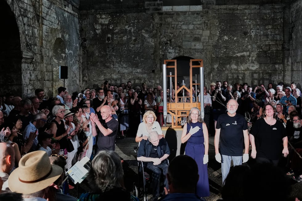 El equipo del proyecto para órgano de John Cage de Halberstadt recibe aplausos tras un cambio...