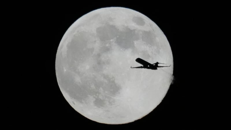 Un avión vuela frente a una Superluna, el jueves 4 de diciembre de 2025 en Chicago. (AP...