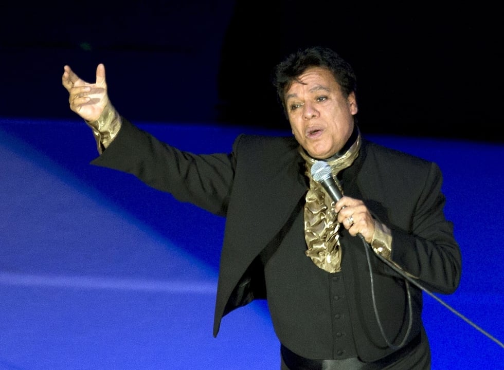 ARCHIVO - El cantautor mexicano Juan Gabriel actúa en el Auditorio Nacional de la Ciudad de...