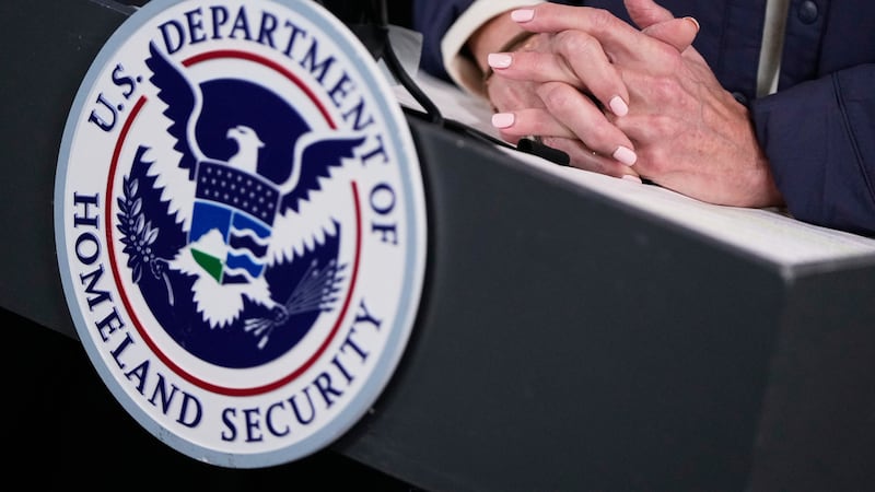 La secretaria de Seguridad Nacional de Estados Unidos, Kristi Noem, habla en una conferencia...