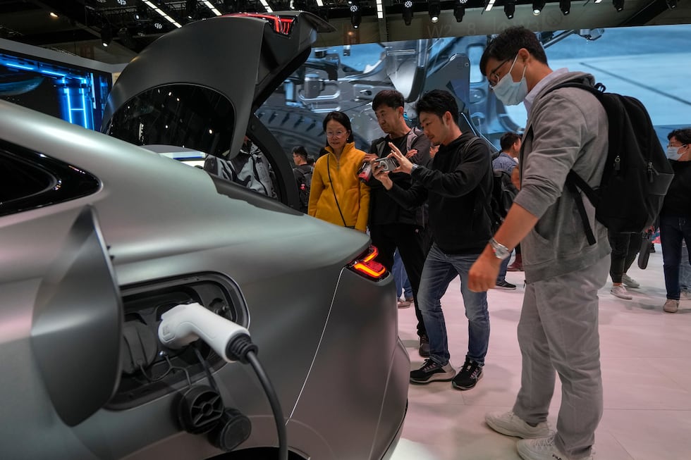Un vehículo eléctrico Geely Galaxy E8 recibe carga en una feria automotriz, el 28 de abril de...