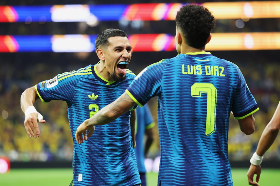 Luis Díaz, de Colombia celebra con su compañero Daniel Muñoz luego de conseguir un gol ante...
