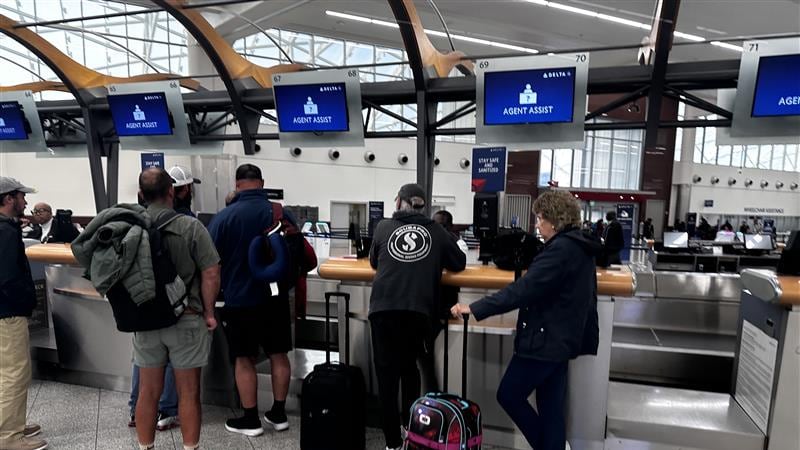 A nivel nacional, más de 1,800 vuelos fueron cancelados durante la mañana del lunes, y el...