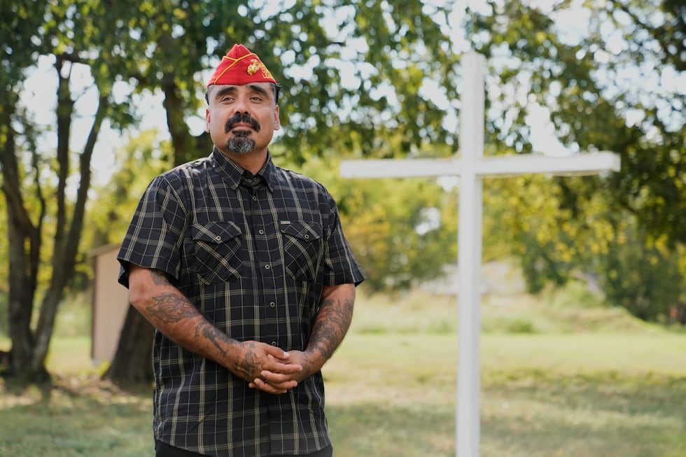 Julio Torres posa para una foto junto a una cruz en un campo, el lunes 22 de septiembre de...