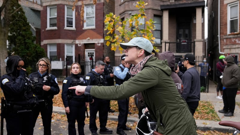 Personas que protestan contra las actividades de los agentes federales de inmigración en...