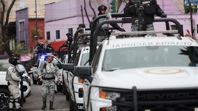 Elementos de la Guardia Nacional patrullan el área afuera de la Fiscalía General de la...
