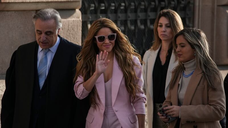La artista colombiana Shakira, en el centro, llega a una corte en Barcelona, España, el lunes...