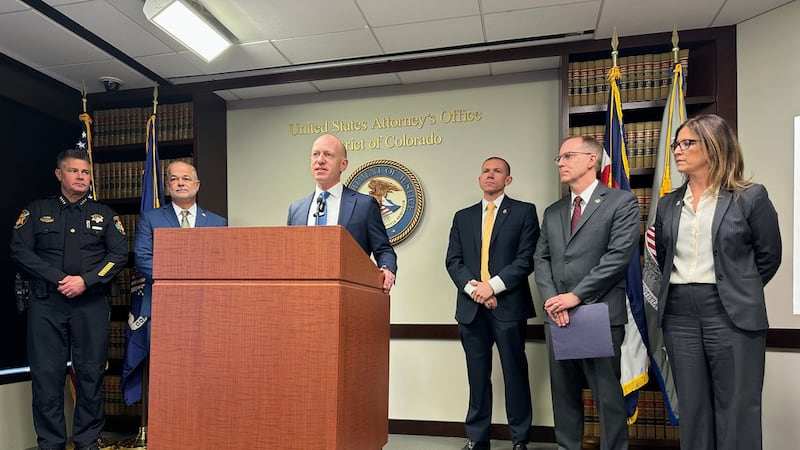 El fiscal federal del Distrito de Colorado, Peter McNeilly, acompañado por funcionarios...