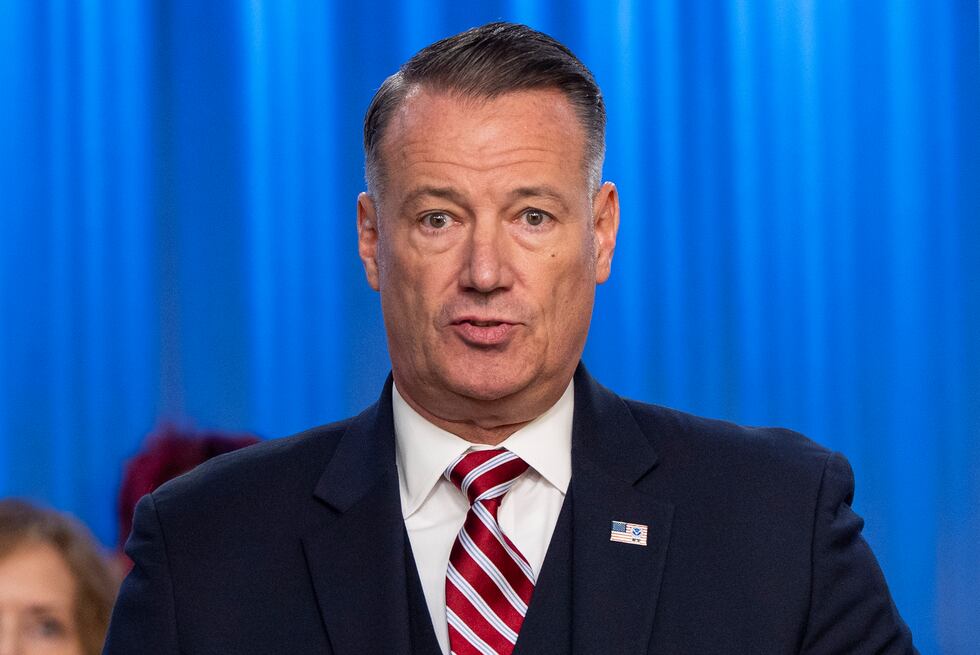 El director interino de ICE, Todd Lyons, durante una conferencia de prensa en el relanzamiento...