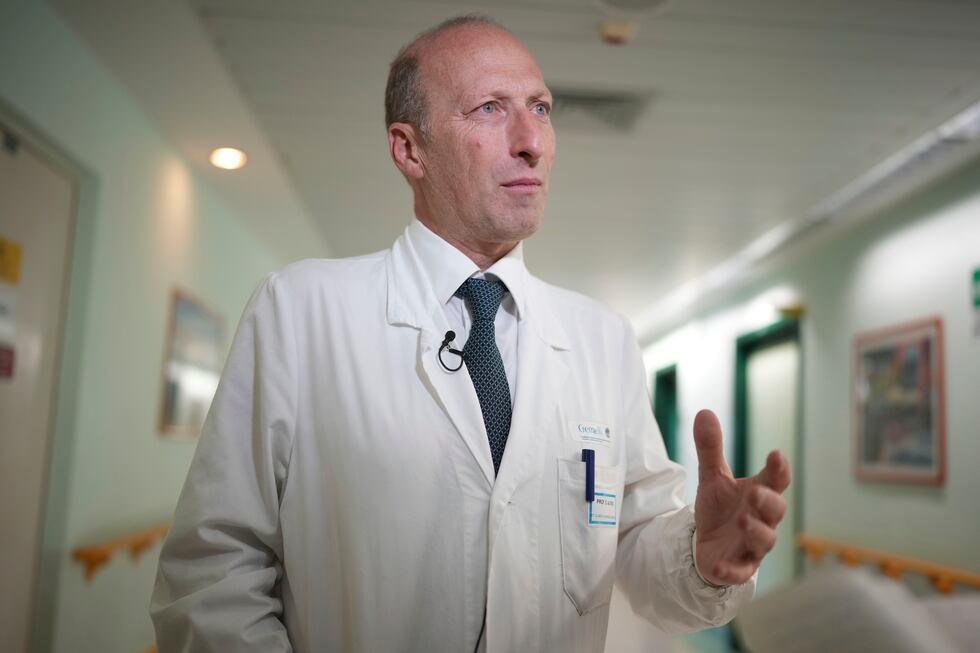 El profesor y cirujano Sergio Alfieri, que dirigió el equipo médico que atendió al papa...