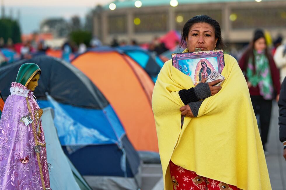 Peregrinos llegan a la basílica de la Virgen de Guadalupe, en la Ciudad de México, el 11 de...