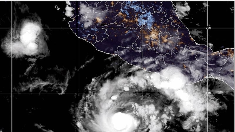 Esta imagen satelital de GOES-19 GeoColor, distribuida por la Oficina Nacional de...