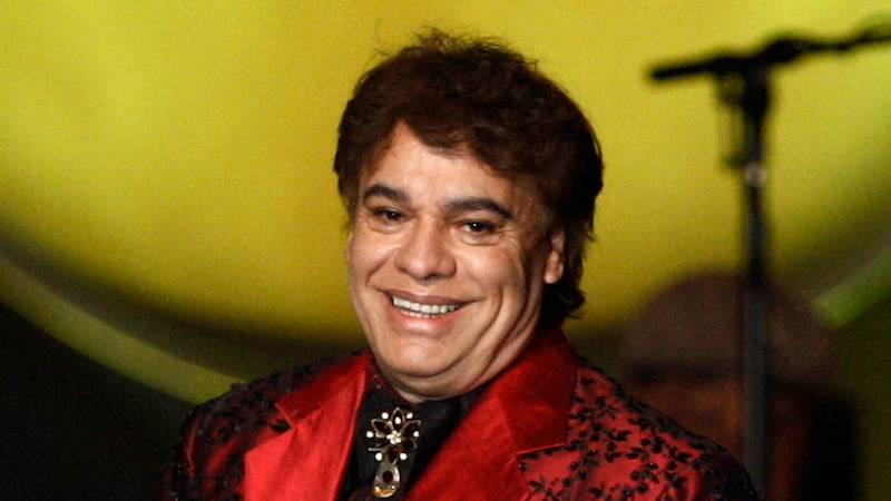 ARCHIVO - Juan Gabriel sostiene el premio a la Persona del Año de la Academia Latina de la...