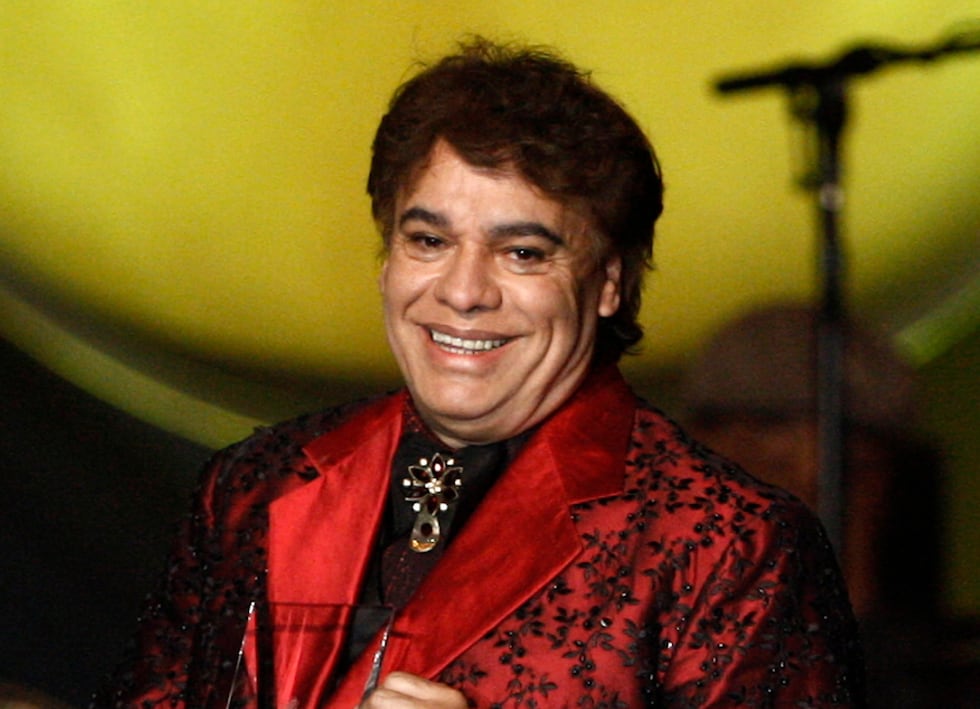 ARCHIVO - Juan Gabriel sostiene el premio a la Persona del Año de la Academia Latina de la...