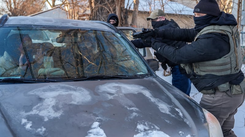 Un agente federal armado se acerca a unos activistas en su vehículo el martes 3 de febrero de...