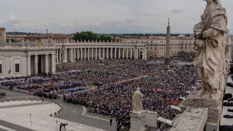 ARCHIVO - Una multitud se reúne en la plaza de San Pedro en el Vaticano, donde el recién...