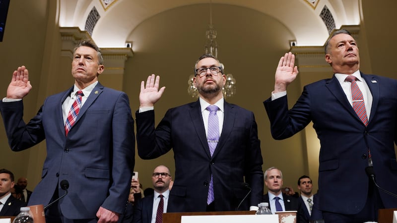 De izquierda a derecha: Rodney Scott, director de la Oficina de Aduanas y Protección...