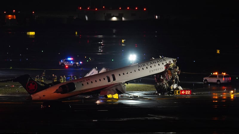 Un avión de Air Canada Jet se ve en la pista del Aeropuerto de LaGuardia, tras chocar con un...