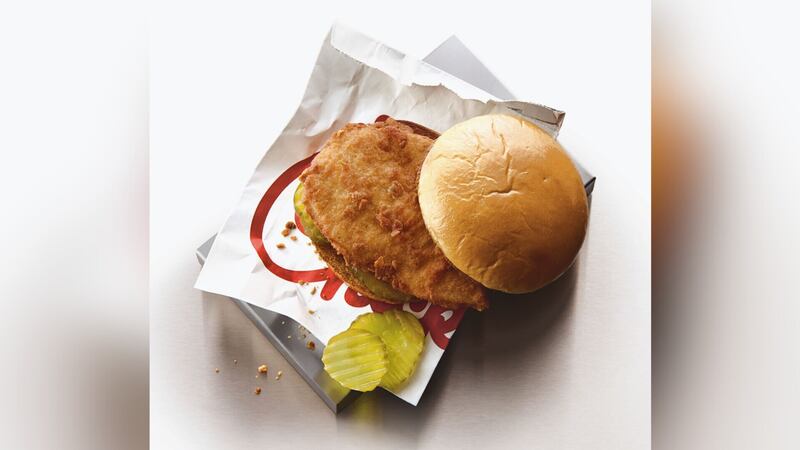ARCHIVO – Chick-fil-A está listo para cambiar su pollo sin antibióticos.