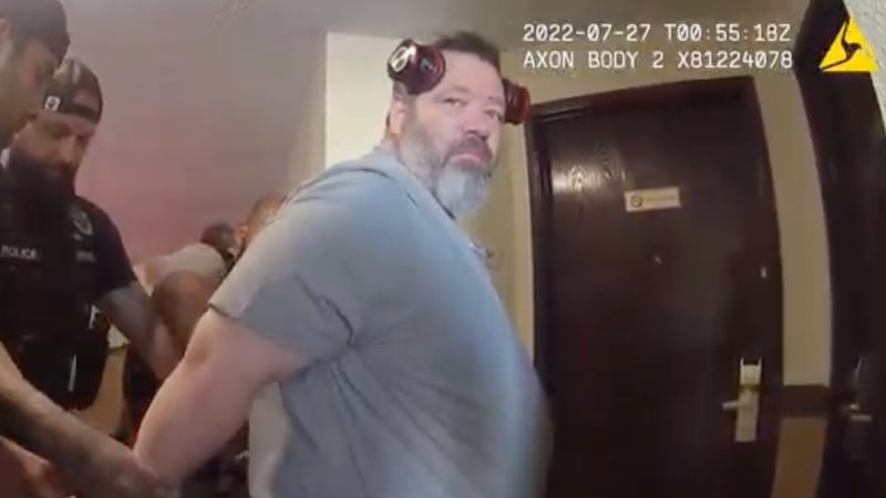 En esta escena tomada del video de una cámara corporal proporcionada por la policía de...