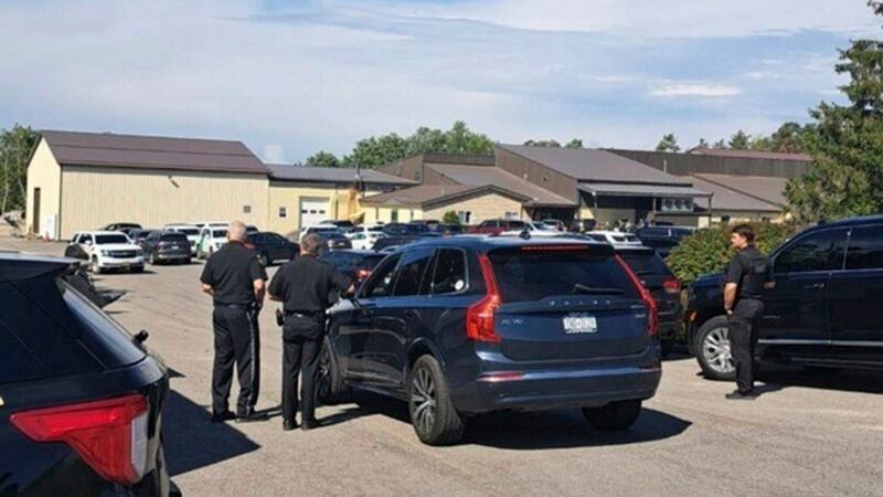 En esta foto proporcionada por el organismo activista Rural & Migrant Ministry, agentes...