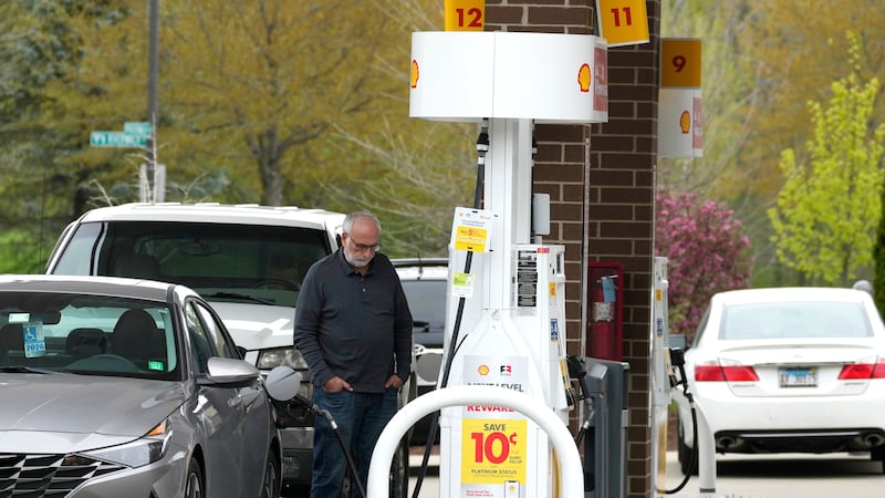 Un cliente carga combustible en una gasolinera de Buffalo Grove, Illinois, 23 de abril de...