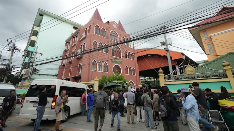 Una multitud se congrega en el exterior de una escuela donde se reportaron fallecidos y...
