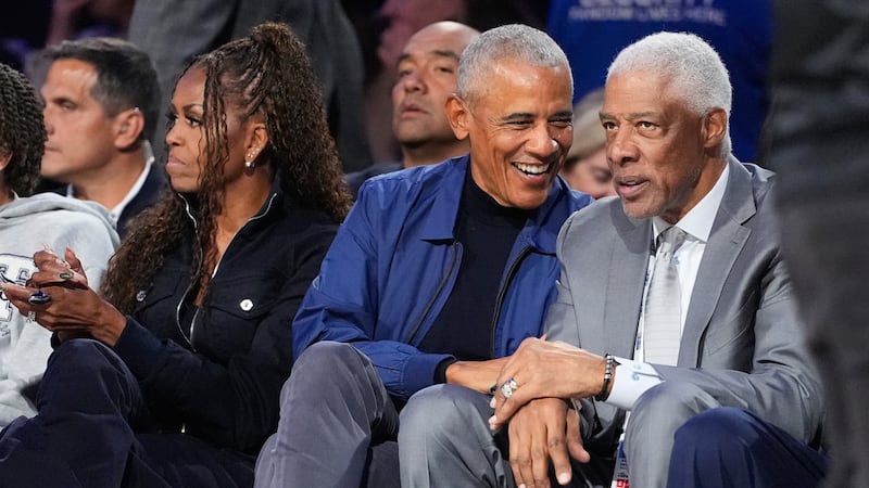 Barack Obama haba con Julius Erving durante el Juego de las Estrellas de la NBA el domingo 15...
