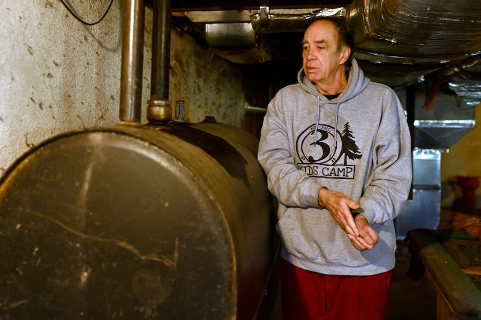 Mark Bain, beneficiario del Programa de Asistencia Energética para Hogares de Bajos Ingresos,...