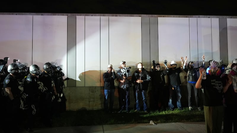 ARCHIVO - Agentes policiales rodean a manifestantes frente al centro de detención Delaney...