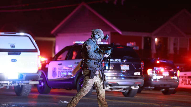 Policías responden a un tiroteo letal en el estacionamiento de una iglesia mormona en Salt...