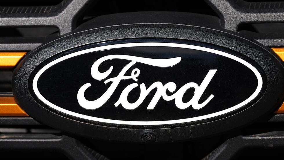 El logo de la Ford en un concesionario en Littleton, Colorado, el 2 de noviembre del 2025. (AP...