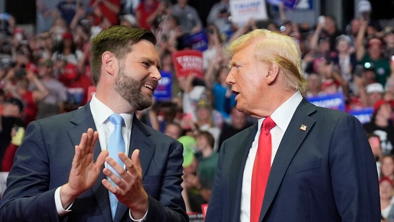 El candidato presidencial y expresidente republicano, Donald Trump, y el candidato a la...