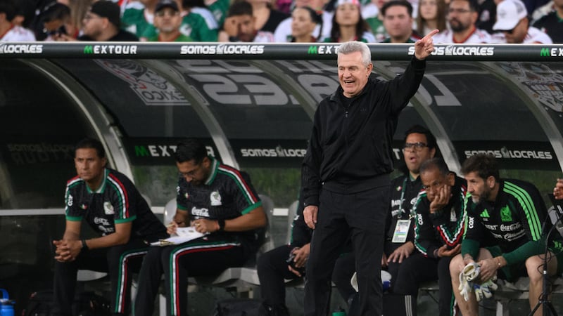 Javier Aguirre, entrenador de la selección Mexicana de fútbol, da instrucciones a sus...