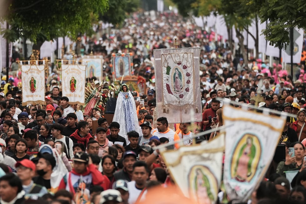 Peregrinos llegan a la basílica de la Virgen de Guadalupe, en la Ciudad de México, el 11 de...