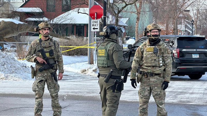 Agentes federales cerca de una barrera vial tras reportarse un tiroteo en Minneapolis el 7 de...