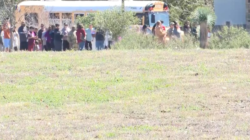 Padres en Killen esperaban por sus hijos luego de que la escuela fuera puesta en cierre...