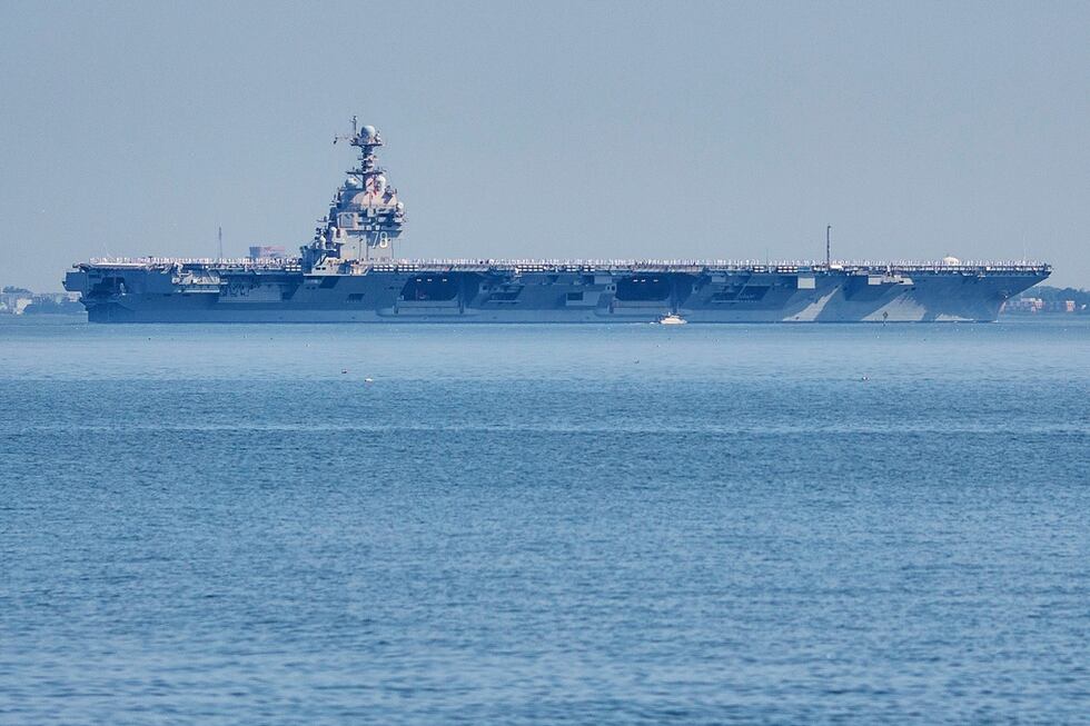 El portaaviones USS Gerald R. Ford saliendo de la Base Naval Norfolk, en Norfolk, Virginia, el...