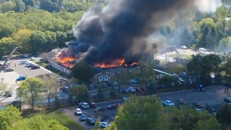 Imagen tomada de video difundido por Julie J, @Malkowski6April, en se ve el incendio en la...