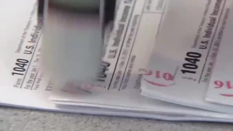 Mensajes que circulan en redes sociales aseguran que inmigrantes serían arrestados por ICE al...