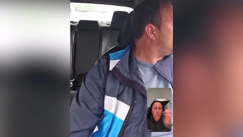 Queda captado en la cámara del auto parada de tráfico de la que luego un migrante repartidor...