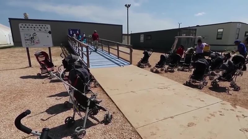 Familias inmigrantes relatan duras condiciones de vida en centro de detención de Dilley, Texas...